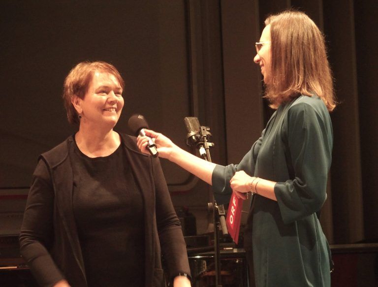 Die heimische Komponistin Gerda Poppa im Gespräch mit Moderatorin Eva Teimel.
