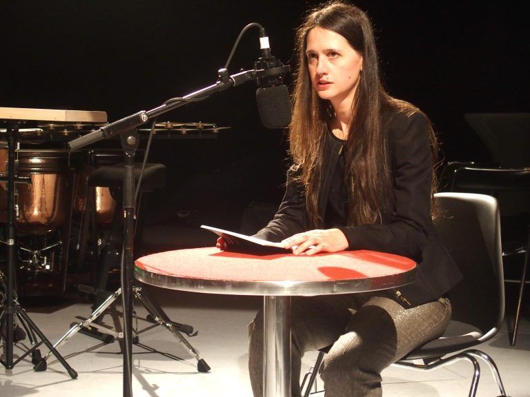 Autorin Ann Kathrin Ast, Trägerin des Feldkircher Lyrikpreises 2022, bei ihrer Lesung.
