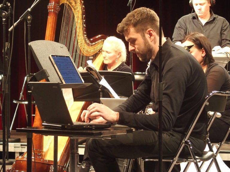 Geräusche sind auch Musik: Laptop-Klappern gehört zum Werk „Zimmer I – III“ der deutschen Komponistin Sarah Nemtsov.