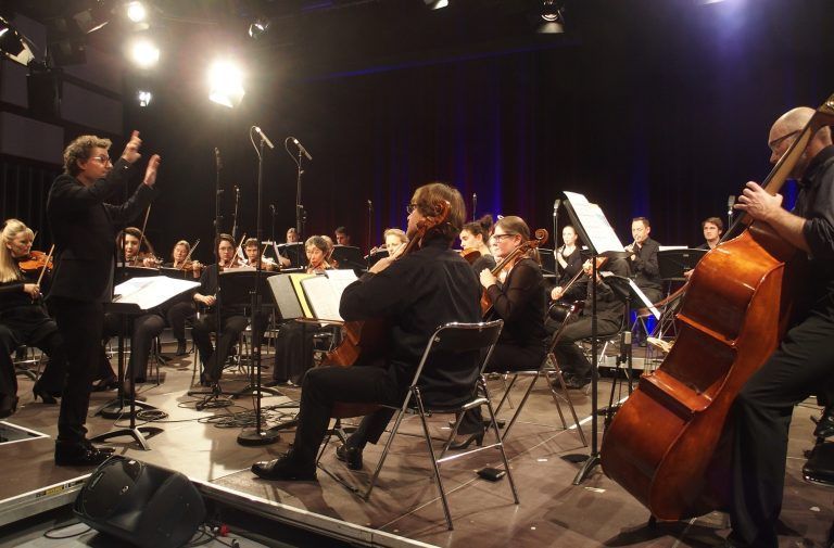 Das Symphonieorchester Vorarlberg spielt unter der Leitung des südafrikanischen Dirigenten Xandi Van Dijk.