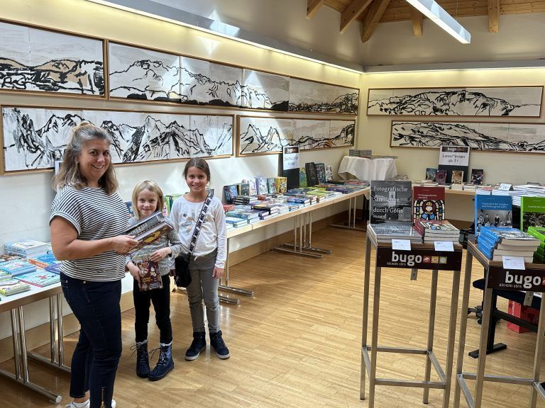Tina Breuss kam mit ihren Töchtern Leonie und Annika zur Buchmesse.