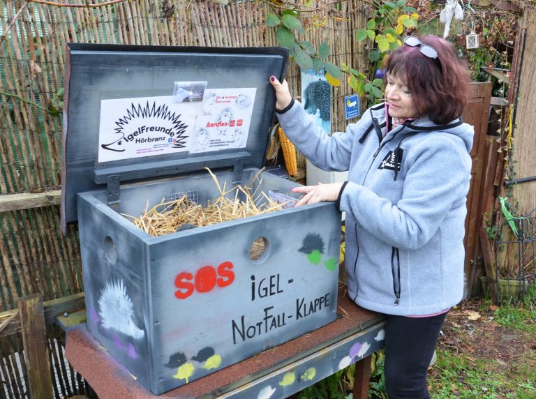 Jeden Tag schaut Adele Dornig nach, ob ein Tier in der SOS-Igel-Notfallklappe liegt. <span class="copyright">hrj</span>