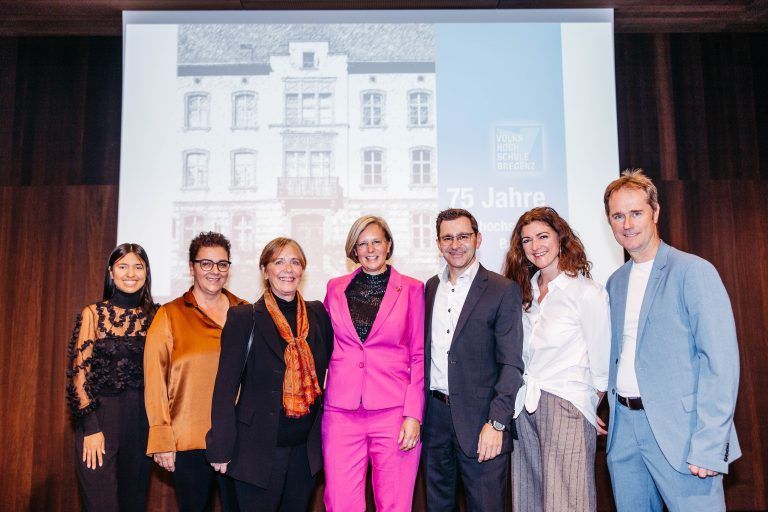 Das Team der VHS Bregenz (von links): Tamara Peralta, Veronika Loretz, Monika Veigl-Petschko, Marlene Nußbaumer, Michael Grabher, Sylvia Hauser, Bernd Längle. <span class="copyright">VHS Bregenz/Sams</span>