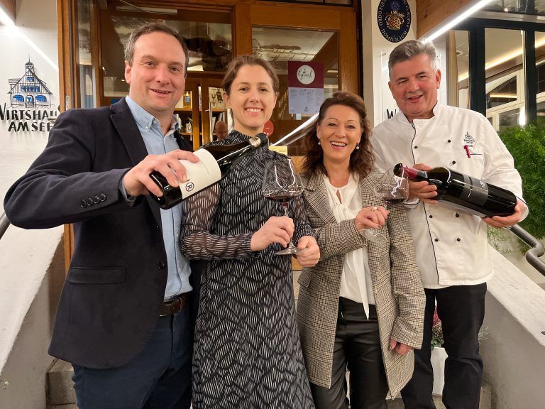 Das Winzerpaar Markus und Ingrid Iro zu Gast bei Daniela und Martin Berthold im Wirtshaus am See. Franc
