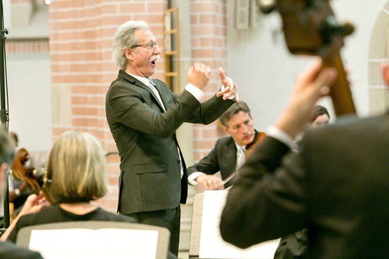Dirigent Wolfgang Schwendinger. <span class="copyright">Mathis fotografie</span>