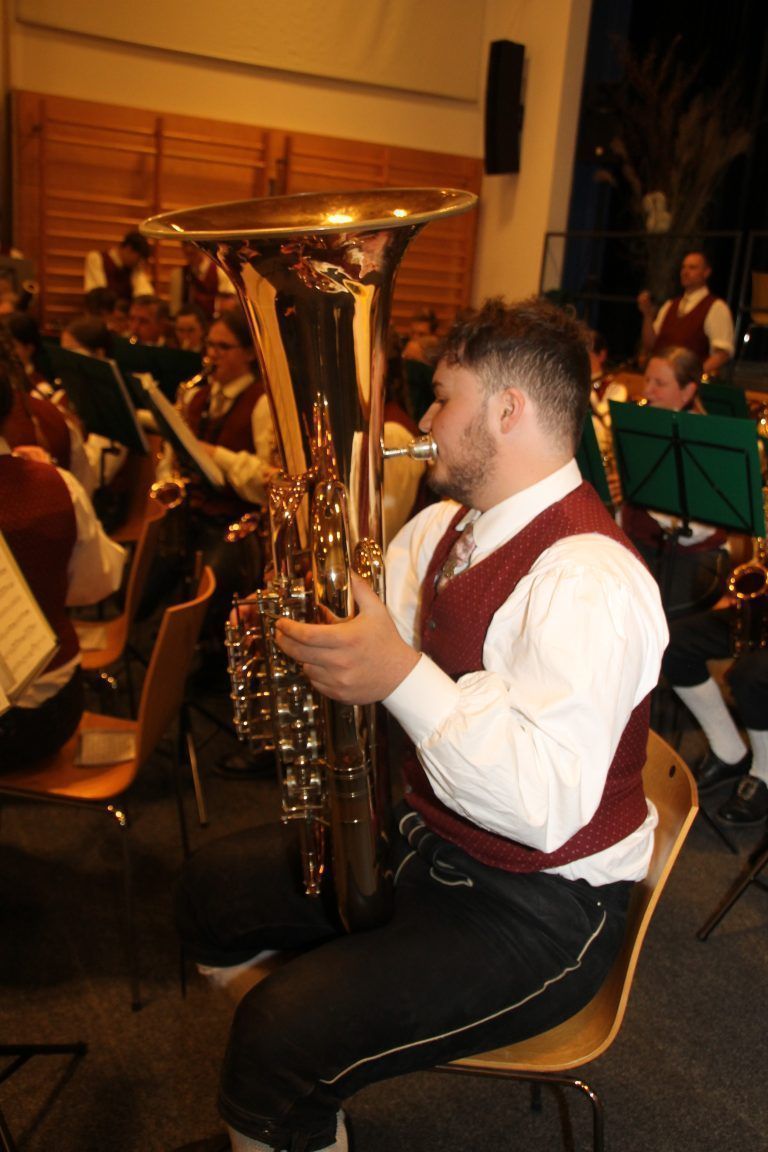 Leo Summer ließ seine filigrane Beherrschung der Tuba beim Stück "Farmer´s Tuba" erklingen.