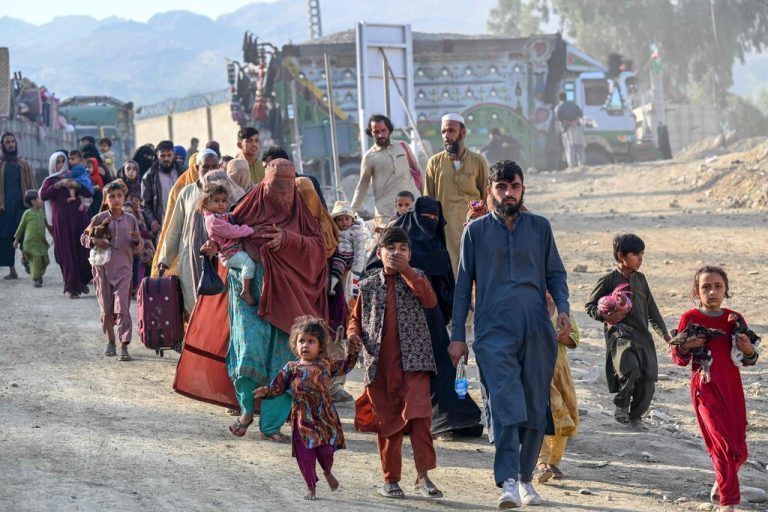 Afghanische Flüchtlinge laufen in Richtung der Grenze in Torkham in Pakistan, nachdem die Regierung beschlossen hat, Menschen, die sich illegal im Land aufhalten, unter Androhung von Verhaftung auszuweisen. AFP