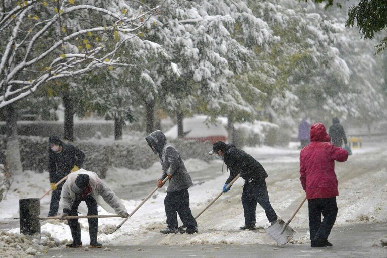 Auf einer Straße in Shenyang in der nordöstlichen chinesischen Provinz Liaoning schaufeln Bewohner Schnee. AFP