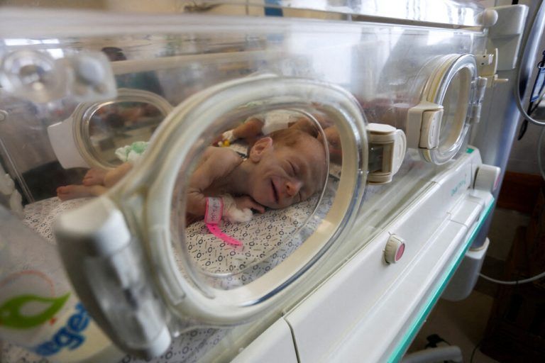 Aus dem Al-Shifa-Spital in Gaza wurden auch einige „Frühchen“ evakuiert, die nun in einem Krankenhaus im Süden des Gazastreifens behandelt werden. Reuters