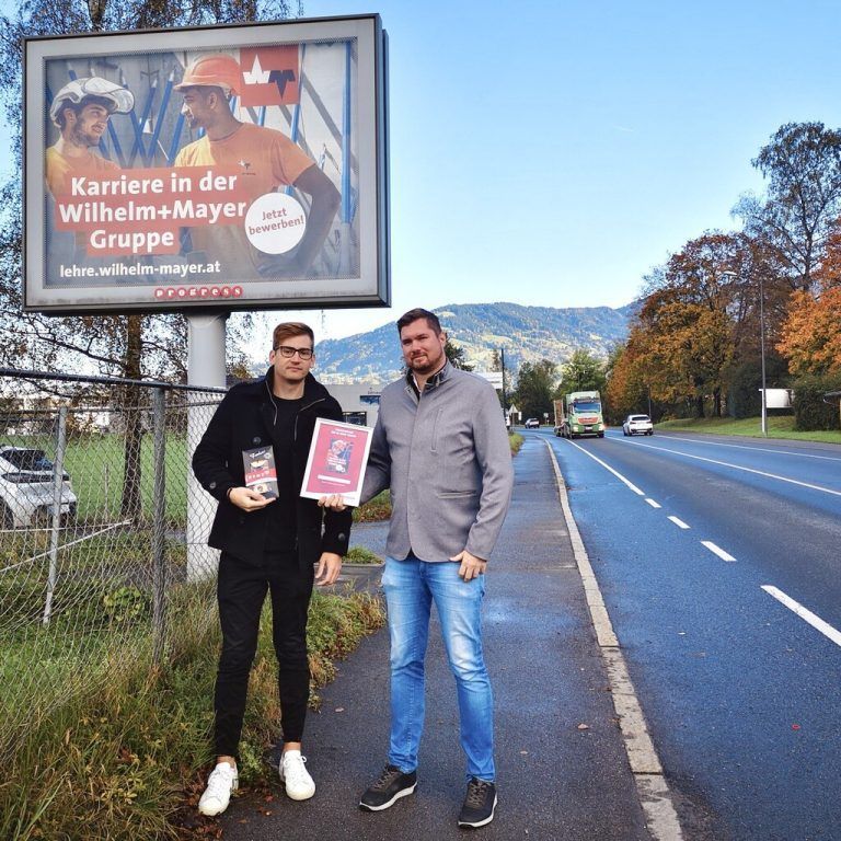 Auszeichnung Das Branding der Wilhem+Mayer-Gruppe auf dem neuen Premium-Board der Progress Werbung wurde mit der Progress-Out-of-Home-Trophy im Oktober ausgezeichnet. Im Bild: Progress-GF Manuel Mathis und Ludwig Berger (Wilhelm+Mayer). progress