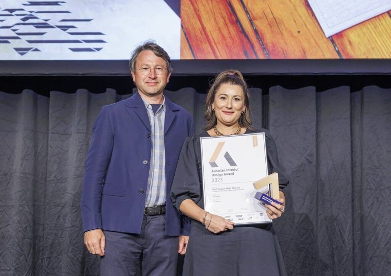 Auszeichnung Mit dem Korkteppich „Hello Origami“ hat die Bregenzerwälder Manufaktur ClarissaKork den Austrian Interior Design Award 2023 in der Kategorie Produktdesign für „Beleuchtung/Accessoire“ gewonnen. 217 Projekte wurden insgesamt ins Rennen geschickt. DiePresse/Roland Rudolph