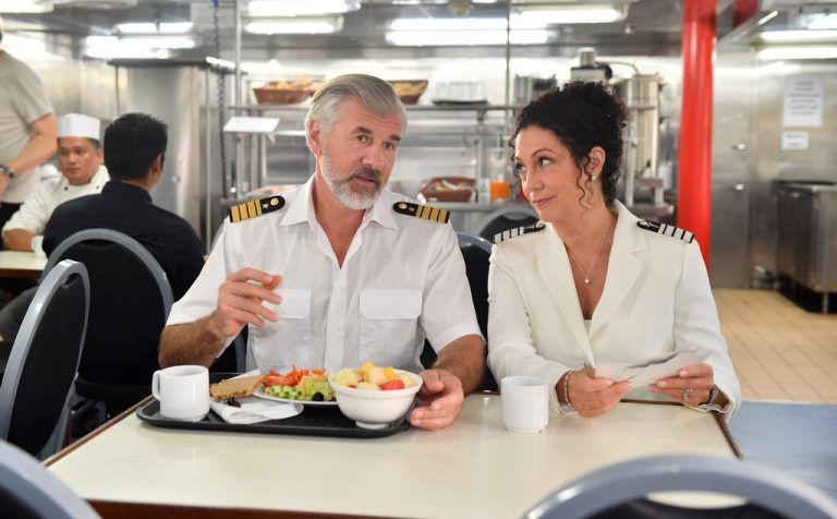 Barbara Wussow mit Daniel Morgenroth auf dem „Traumschiff“. ZDF/Dirk Bartling
