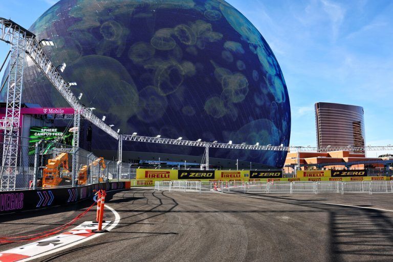Befindet sich direkt an der Formel-1-Strecke: „The Sphere“ ist die neue Konzerthalle in Las Vegas, kugelförmig aufgebaut und die Außenwand als LED-Leinwand.gepa