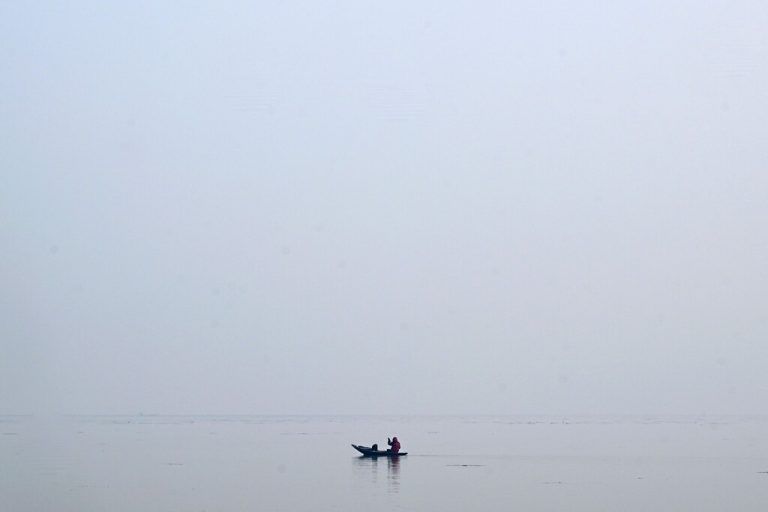 Bei nebeligem Wetter rudert ein Mann ein Boot im Dal-See in Srinagar in Kaschmir. AFP
