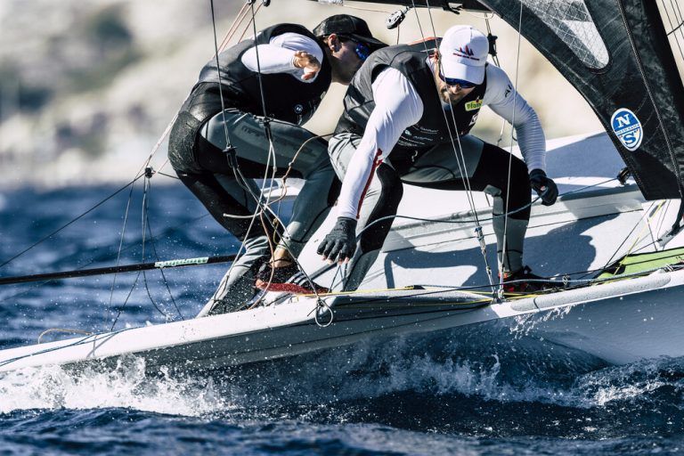 Benjamin Bildstein (l.) und David Hussl ließen zum Auftakt der 49er-EM in Portugal ihre Klasse aufblitzen. David Pichler