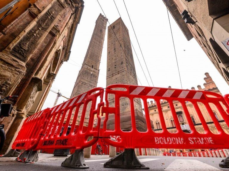Bereits Ende Oktober wurden die Straßen rund um den „Torre della Garisenda und den Zwillingsturm Asinelli gesperrt. Commune di Bologna