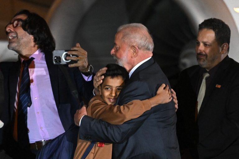 Brasiliens Präsident Lula da Silva (r.) begrüßt Brasilianer und Palästinenser, die aus dem Gazastreifen ausgeflogen wurden. AFP