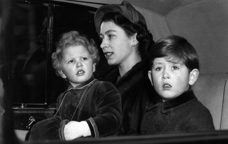 Charles als Vierjähriger mit seiner Mutter Elizabeth und Schwester Anne. ap