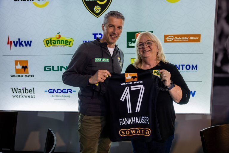 Cilli Cito (Sowana) mit Fankhausers Trikot.