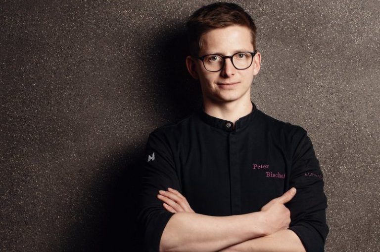 Neu in der Wertung: Die Löffelspitze in  Damüls (im Bild: Küchenchef Peter Bischof). Der Gault Millau meint: „Mit heimischen Gerichten wie Käsespätzle aus dem Bregenzerwald, Schlutzkrapfen oder Kalbsbäckle, Ausgewähltem aus der internationalen Welt wie New York Strip Cut Steak oder grünem Curry, Vollwertgerichten, Vegetarischem und Veganem sowie einem mehrgängigen Degustationsmenü verwöhnen Peter Bischof und Sandro Abel. [. . .] Der aufmerksame, freundliche Service vermittelt das Gefühl, hier gut aufgehoben zu sein.“