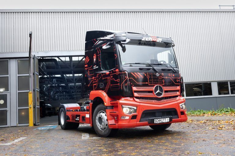 Daimler Truck ergänzt seine elektrisch angetriebene Actros-Familie Ende des Jahres um eine weitere Variante. Die e-Actros 300 Sattelzugmaschine basiert auf der gleichen Architektur wie der eActros 300/400 als Pritschenfahrgestell, den Antrieb übernimmt ein 449 PS starker E-Motor. Drei Batterien mit insgesamt 336 kWh Kapazität sollen eine Reichweite von 220 km ermöglichen. Die ersten Kleinserien-Fahrzeuge sind bereits an Testkunden ausgeliefert, die Produktion im größeren Stil soll noch vor dem Jahreswechsel anlaufen. Für das kommende Jahr ist zudem ein Fernverkehrs-Variante angekündigt, die rund 500 Kilometer schaffen soll.