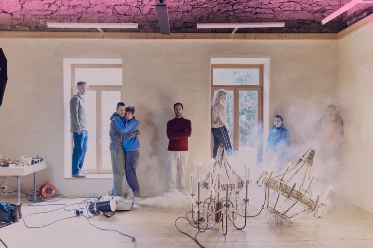 Das Ensemble vom Café Fuerte tanzt sich im Stück „Im Kirschgarten“ durch verfallende Räume.theater fuerte