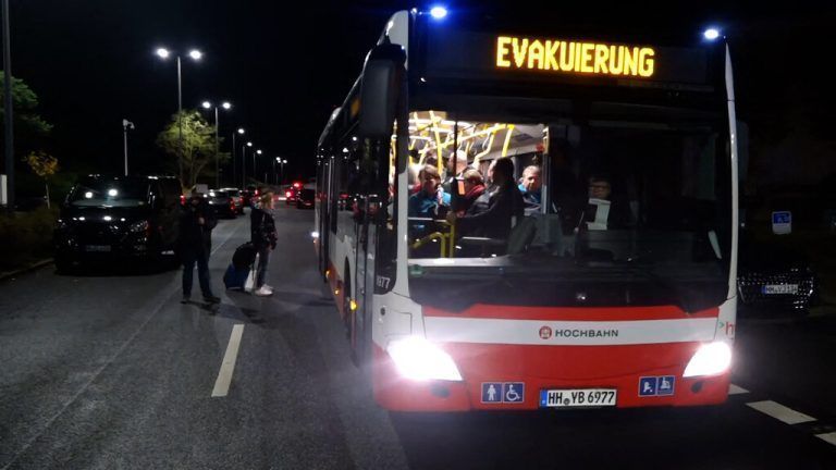 Das Flughafengelände wurde geräumt, alle Passagiere evakuiert. ap