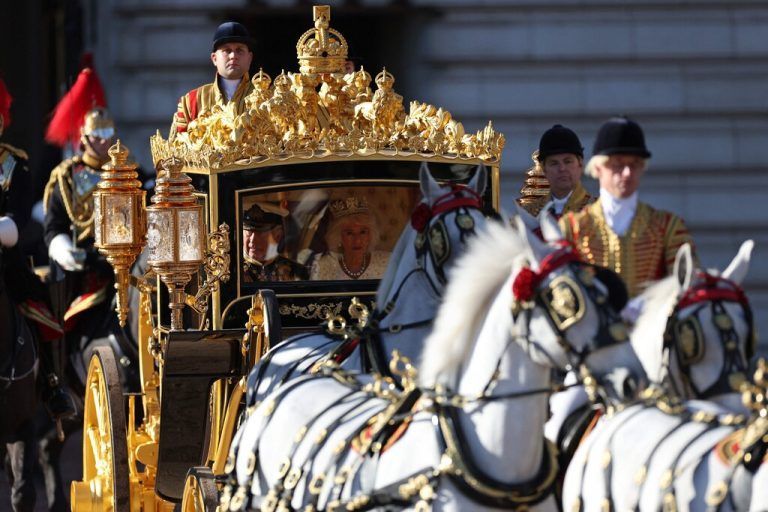 Das königliche Paar reiste traditionell in der „Diamond Jubilee State“-Kutsche an.