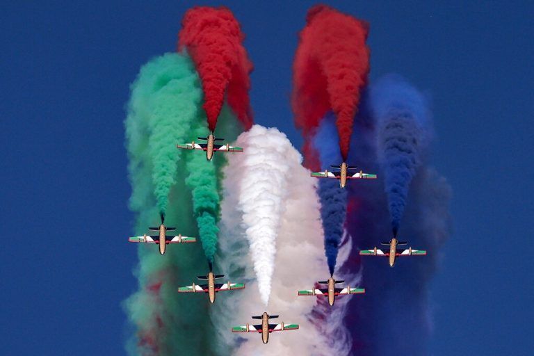 Das Kunstflugteam Fursan al-Emarat (UAE Knights) wurde beim Überflug während der Dubai Airshow 2023 von Tausenden bestaunt. AFP