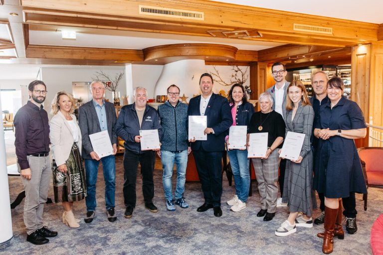 Das neue Gütesiegel „Top Tourismus Jobs Vorarlberg“ für Tourismusbetriebe mit den besten Arbeitsbedingungen wurde von den Initiatoren  jetzt im Hotel Fernblick Montafon in Bartholomäberg der Öffentlichkeit vorgestellt. Montafon ist die Pilotregion für diese Jobinitiative. WKV/Sams