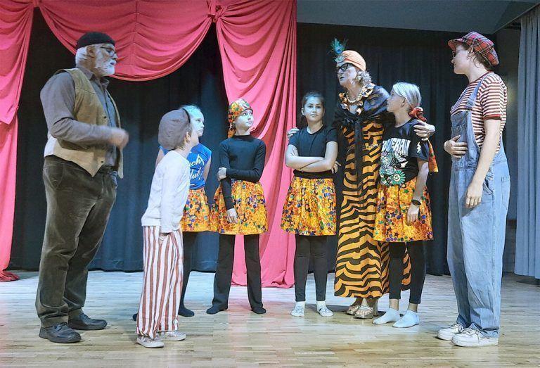 Das Theater6934Sulzberg lädt zu den Jubiläums-vorstellungen in den Laurenzisaal ein. Veranstalter