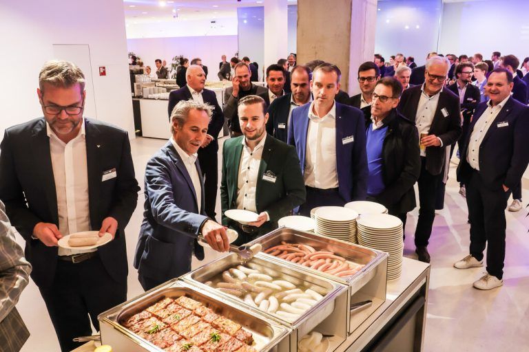 Das Weißwurstessen zum Finale des Wirtschaftsforums hat längst Tradition.