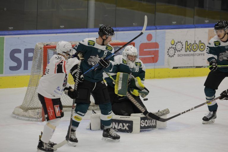 DEC-Verteidiger Sebastian Koberger vor Keeper Felix Heinzle.Hartinger