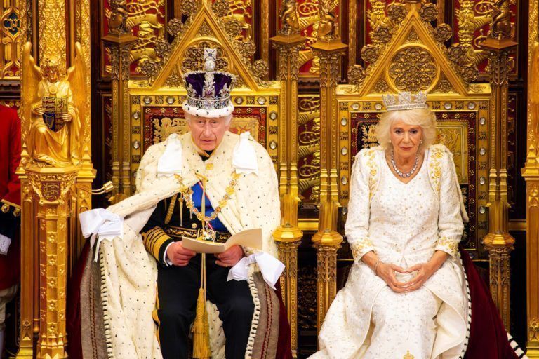Der Anblick war noch immer etwas ungewohnt, als der britische Monarch erstmals das Parlament in London eröffnete.