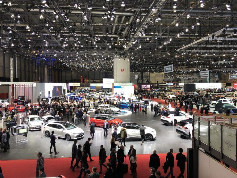 Der Genfer Autosalon in der Schweiz wird 2024 ohne die großen deutschen Premiumhersteller auskommen müssen. Einem Bericht der Branchenzeitschrift „Automobilwoche“ zufolge werden weder Mercedes noch BMW oder Audi an der Frühjahrsmesse teilnehmen. Die Marke VW wird ebenfalls fehlen, bei den Schwestern Skoda, Seat/Cupra und Porsche ist noch keine offizielle Entscheidung gefallen, die Wahrscheinlichkeit eines Auftritts ist dem Bericht zufolge jedoch gering. Die Absagen treffen die traditionsreiche Messe zu einem ungünstigen Zeitpunkt. Nach vier Jahren Corona-Pause will sie ein Comeback feiern.