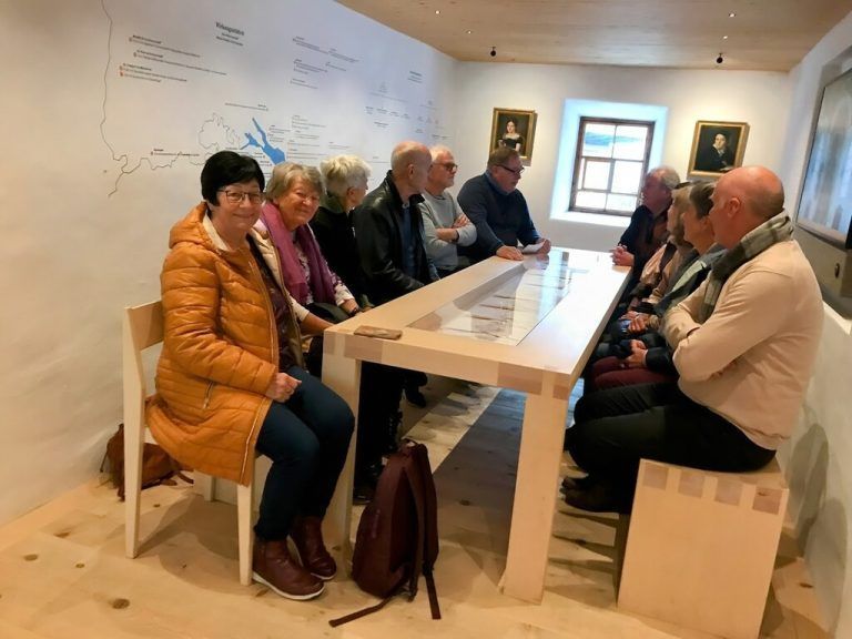 Der Kirchenchor Schwarzach beim Besuch des Barockbaumeister-Museums in Au/Rehmen.Kirchenchor