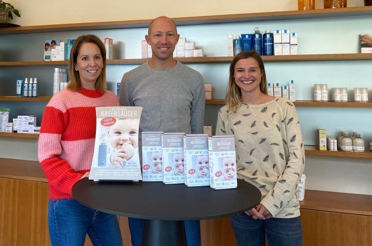 Der Picco Pocket ist schon vielerorts erhältlich. Im Bild: Corinna und Thomas Seeberger mit Mag. pharm. Fanni Lerch von der Leiblachtal Apotheke in Hörbranz. Fa