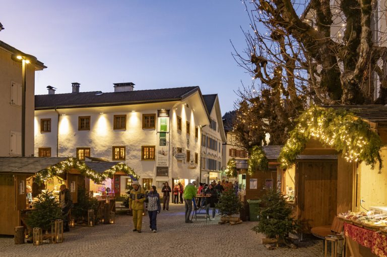 Der Schrunser Weihnachtsmarkt findet beim Kirchplatz in Schruns statt.patrick säly