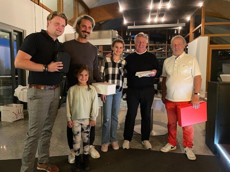 Der Siegerflight mit Jochen Scherer (Zweiter von rechts), Thomas Karg, Ramazan Özcan, Karl Troll und seinen beiden Enkelkindern.