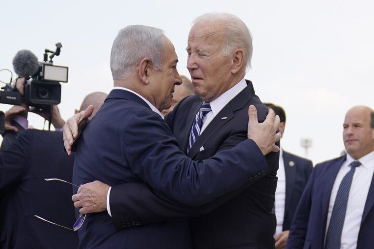 Der US-Präsident zeigt sich geeint mit Israels Ministerpräsident Netanjahu (l.).