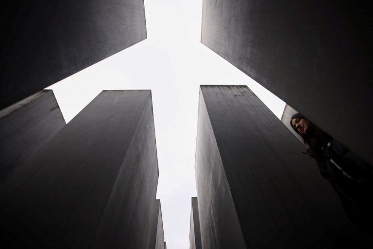 Deutschland gedenkt der Novemberpogrome vor 85 Jahren, 1938, unter anderem am Holocaust-Denkmal im Berlin. Reuters