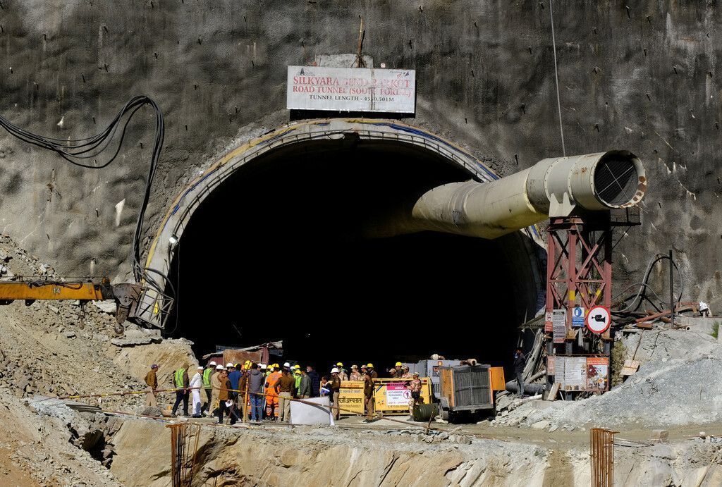 Bauarbeiter sitzen weiter in eingestürztem Tunnel in Indien fest