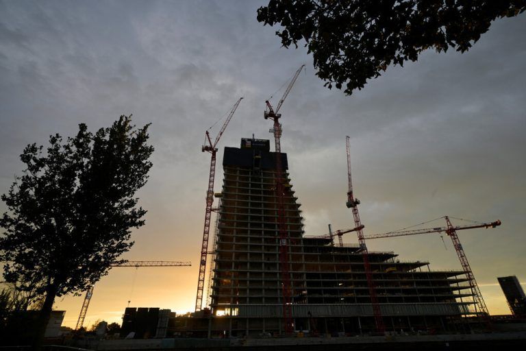 Die dunklen Wolken über dem Signa-Reich lassen sich nicht vertreiben. Bleibt vom Prestigeprojekt Elbtower nur eine Ruine? Reuters