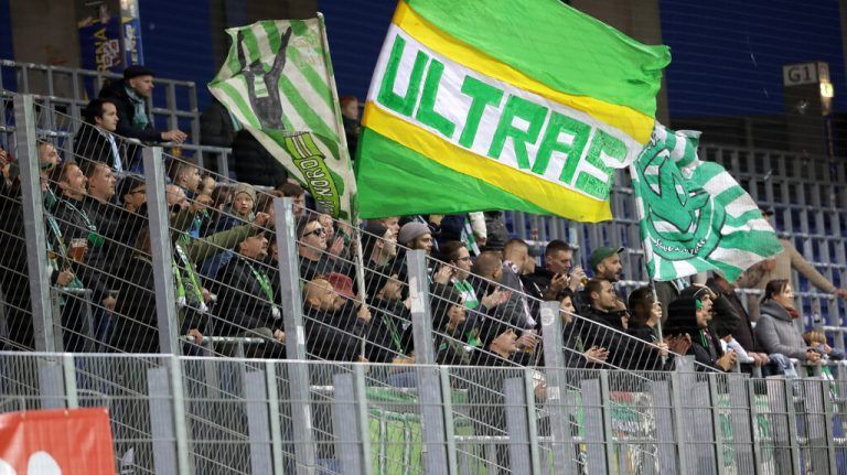Die Fans harrten bis zur 80. Minute aus.