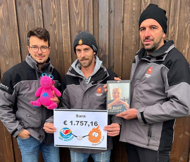 Die Fußacher Funkenbande sammelte durch den Verkauf von Sonnenbrillen und Hüten Spenden für „Stunde des Herzens“.AFP