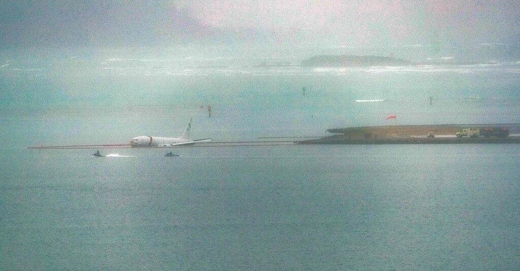 Flugzeug schießt über Landebahn ins Meer
