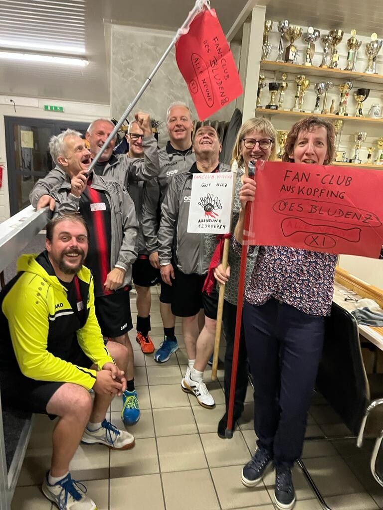 Die Kegel-Mannschaft und ihre Fans feierten den Erfolg in Lambach.verein