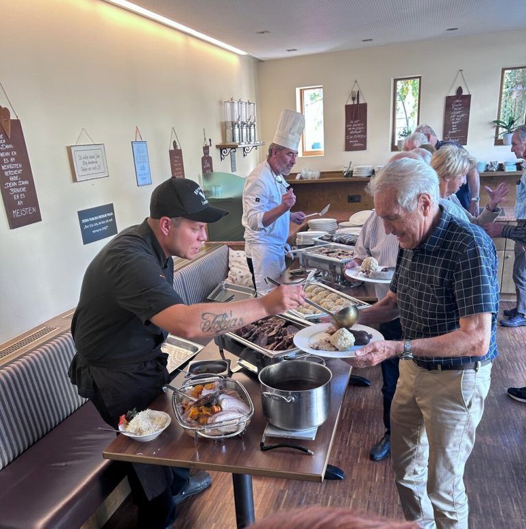 Die Köche im Meindl servierten den Gästen des Seniorenring Lustenau-Rheindelta ein traditionelles Schlachtbuffet.Seniorenring