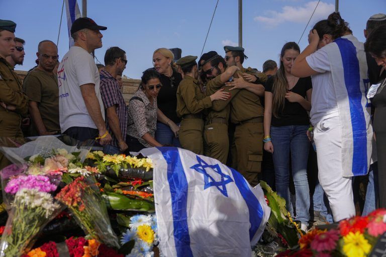 Die Leiche der Geisel ist von Israel identifiziert worden. Es handelt sich um die 19-jährige Soldatin. ap/Zwigenberg