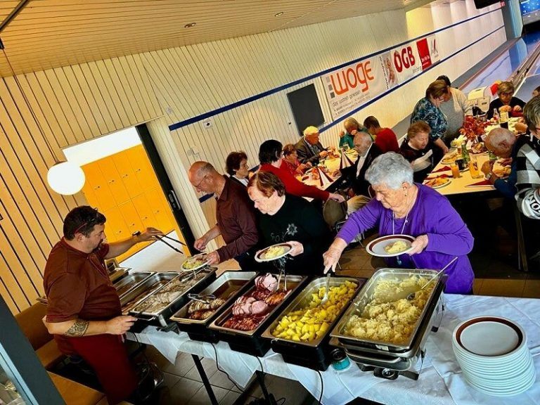 Die PVÖ-Mitglieder genossen die herzliche Atmosphäre bei der jährlichen Schlachtpartie im ATSV-Heim.PVÖ